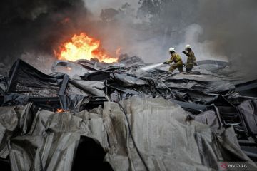 Kebakaran pabrik tiner di Tangerang