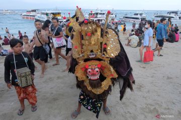 Tradisi Ngelawang di Pantai Sanur