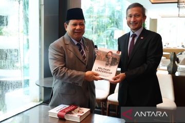 Prabowo beri hadiah buku kepada Menlu Singapura