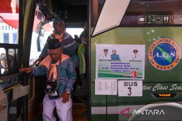 Jamaah calon haji kloter pertama tiba di Asrama Haji Medan