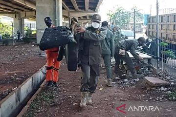 Petugas tertibkan penyimpanan barang bekas di kolong Tol Becakayu