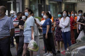 Warga Shanghai kembali diwajibkan tes PCR, sejumlah pejabat dipecat