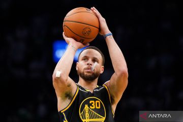 Curry borong 43 poin, Warriors rebut Gim 4 demi imbangi Celtics 2-2