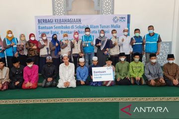 Baitul Maal PLN Bekasi salurkan sembako di Sekolah Alam Bantargebang