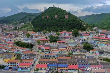 Objek wisata Kampung Warna-Warni di Huguan, China