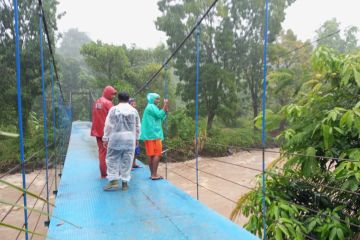 Tiga siswa di Padang hanyut ketika berenang di sungai saat hujan deras