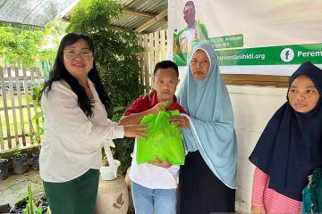 Perempuan Tani HKTI Gorontalo salurkan sembako untuk disabilitas