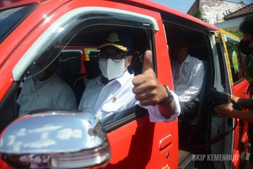 Serahkan oplet, Menhub ajak masyarakat Palembang gunakan angkutan umum