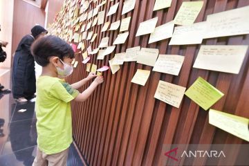 Ribuan warga berdatangan ke Gedung Pakuan untuk sampaikan doa