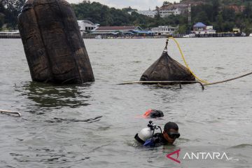 Pengangkatan bangkai kapal ferry MV Dumai Line 5 di Batam