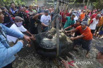 Evakuasi dua kepala arca Kala era Kerajaan Kediri