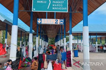 Puluhan warga terdampak banjir masih mengungsi di Terminal Simbuang