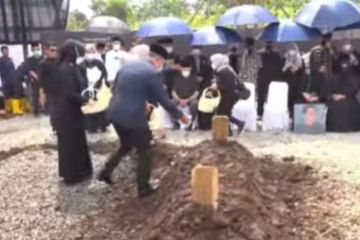 Jenazah Eril selesai dimakamkan di Islamic Center Cimaung-Bandung