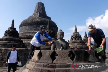 Aksi "reresik" Candi Borobudur