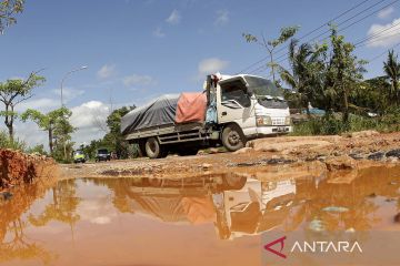Jalan lintas kawasan industri di Batam rusak parah
