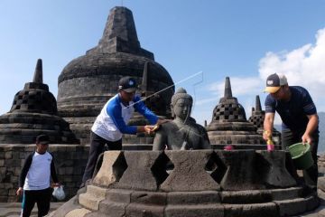 Aksi membersihkan Candi Borobudur