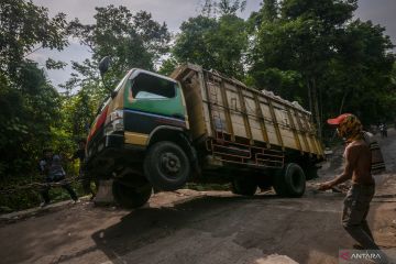 Jalan antarkabupaten di Lebak amblas