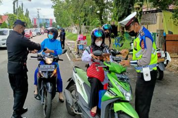 Misinformasi! Polisi tilang pengendara motor yang bersandal jepit