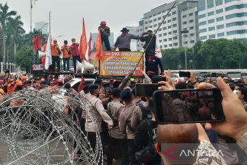 Buruh demo, Pengendara gunakan jalur TransJakarta di depan DPR