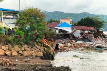 Abrasi di daerah pesisir Minahasa Selatan memaksa 266 warga mengungsi