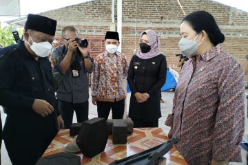 Puan serahkan sepatu bot kepada pemulung di TPA Mojokerto