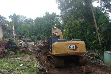 Bencana tanah bergerak di Lebak akibatkan jalan antardesa terputus