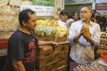 Mendag Zulkifli Hasan mengecek harga minyak goreng curah di pasar Cibubur