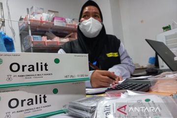 Jamaah haji perlu minum oralit ganti cairan tubuh cegah dehidrasi