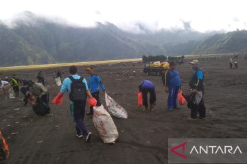 Warga Tengger gotong royong bersihkan sampah di Bromo usai Kasada