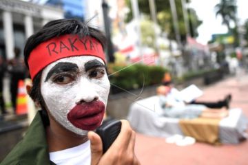 Aksi Teatrikal MK Bukan Mahkamah Kasur