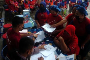 Pemeriksaan kesehatan dan vaksinasi COVID-19 buruh pabrik