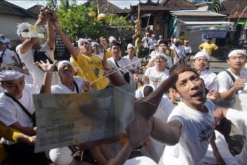 Warga Bongan Gede rayakan Kuningan dengan tradisi Mesuryak