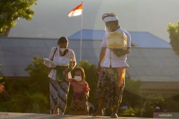 Umat Hindu melaksanakan persembahyangan Hari Raya Kuningan