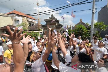 Tradisi Mesuryak memperingati Hari Raya Kuningan