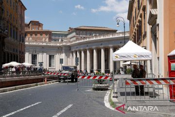 Insiden mobil menerobos penghalang di kota Vatikan
