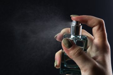 Benarkah menggosok kulit usai disemprot parfum sebuah kekeliruan?