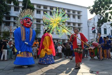 Sambut HUT Jakarta, Ondel-Ondel menari hibur warga Ibu Kota