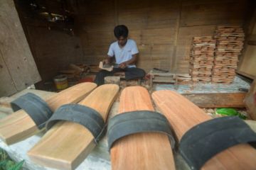 Perajin Sandal Tangkelek