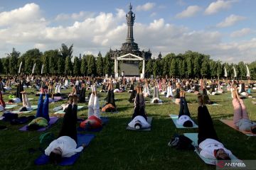 Peringatan Hari Yoga Internasional di Bali diikuti hampir 1.000 orang