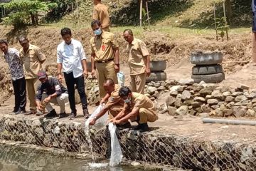 Kediri tebar benih ikan di perairan umum wilayah kabupaten