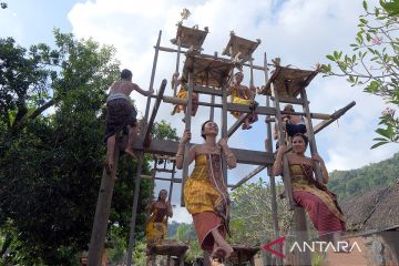 Tradisi ayunan jantra di Desa Tenganan Bali