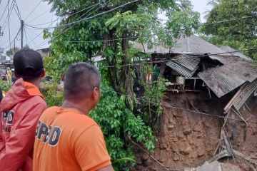 Satu unit rumah ayam potong di Padang ambruk diterjang longsor