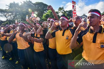 FOTO - Polda Maluku pecahkan rekor MURI minum 16.076 Jus Pala