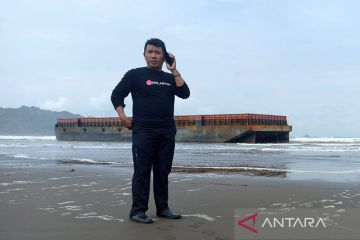 Sebuah tongkang terdampar di Pantai Jetis Cilacap Jawa Tengah