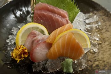 Melihat chef sushi beraksi dari dekat di Guresu Dining