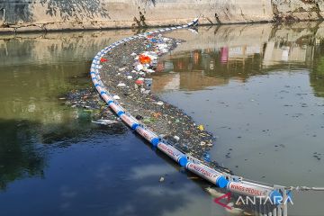 Pemerintah Kota Surabaya pasang penjebak sampah di lima sungai