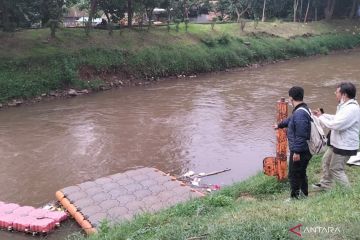 Polisi temukan mayat pria dalam karung di Kali Pesanggrahan