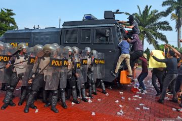 Simulasi pengamanan unjuk rasa anarkis