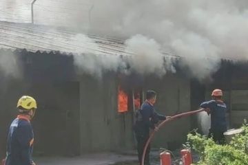 Gudang bahan baku kembang api di Madiun terbakar