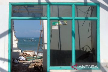 Dampak gelombang tinggi di Pantai Pebuahan Jembrana